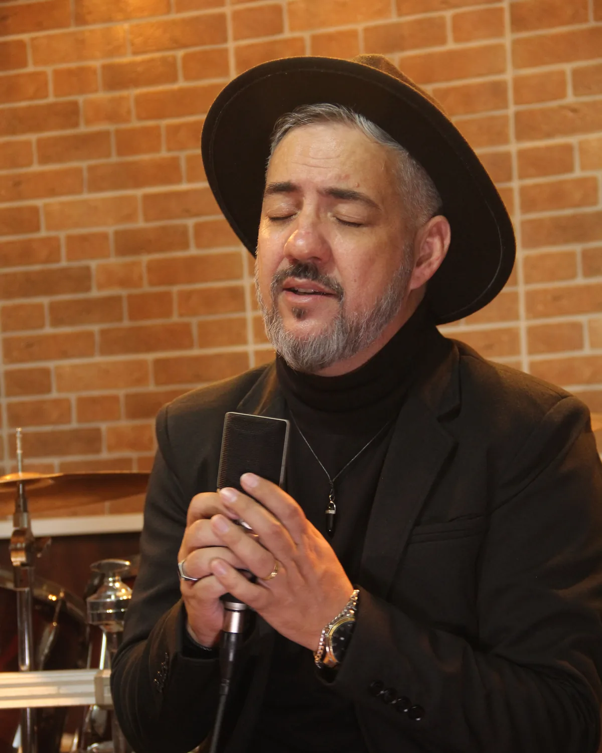 Gil Oliveira cantando